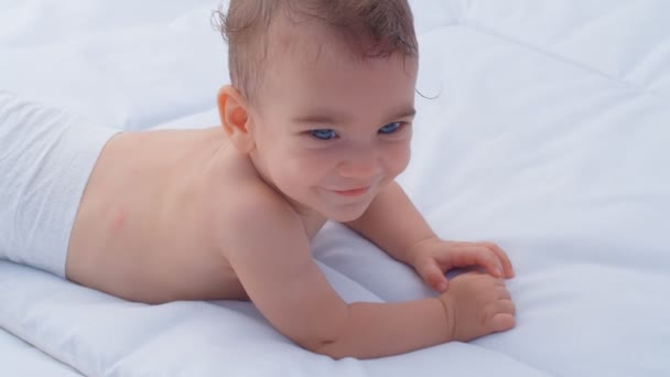 6个月大的男婴环顾四周 微笑着 照顾孩子和父母之爱的概念 4K慢动作 — 图库视频影像