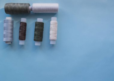 mavi bir arka plan üzerinde çok renkli iplik bobin