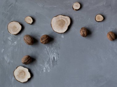 ahşap gri arka plan üzerinde yuvarlak kesim