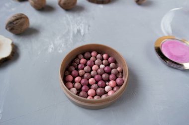 Pembe yüz makyaj ürünleri