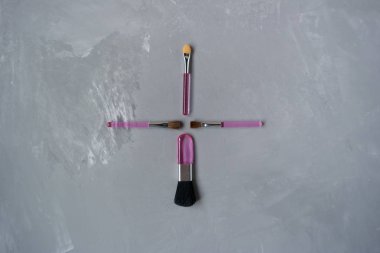 Bir dizi pembe makyaj fırçaları