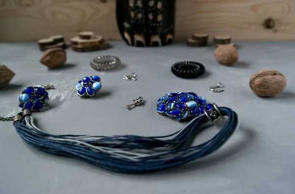 Синя Прикраса Сірому Фоні Різними Дрібницями — стокове фото