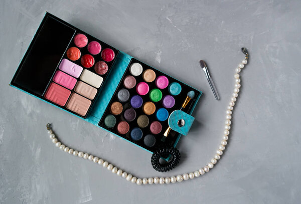 Палитра цветных теней для век с белым жемчугом
