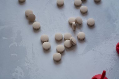 Tıp: gıda takviyesi, vitaminler, haplar - gri bir arka plan üzerinde