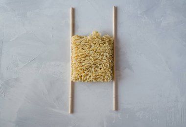 anlık erişte ve ahşap çubuklar