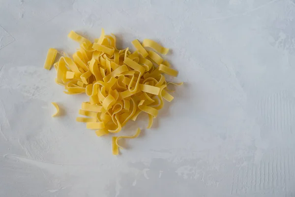 Pasta Dispersa Sobre Fondo Gris — Foto de Stock