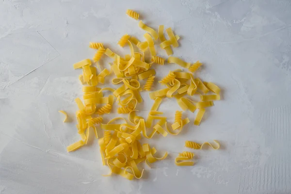 Pasta Dispersa Sobre Fondo Gris —  Fotos de Stock