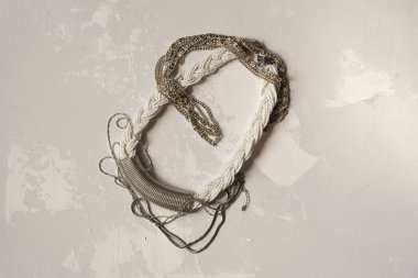 Beyaz arka plan üzerine metal süslemeler