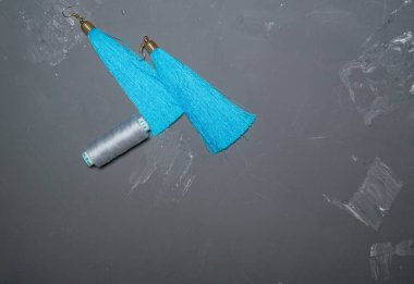 Gri arka planda mavi iplikli mavi serigi püsküller