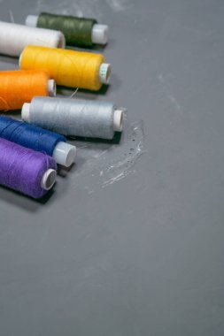 Gri arka planda çok renkli iş parçacıkları