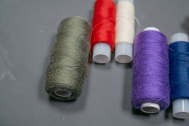 Gri arka planda çok renkli iş parçacıkları