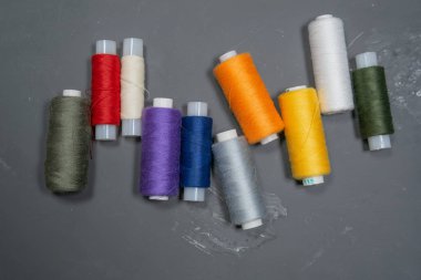 Gri arka planda çok renkli iş parçacıkları