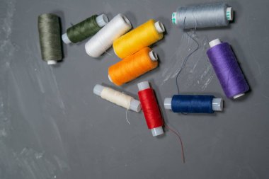 Gri arka planda çok renkli iş parçacıkları