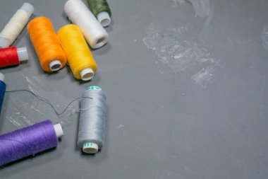 Gri arka planda çok renkli iş parçacıkları