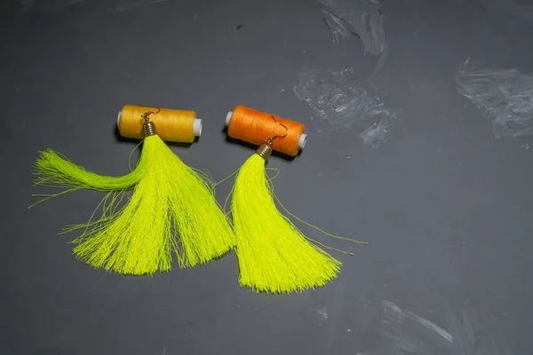 灰色の背景にオレンジ色の糸を持つ黄色のセリギタッセル — ストック写真