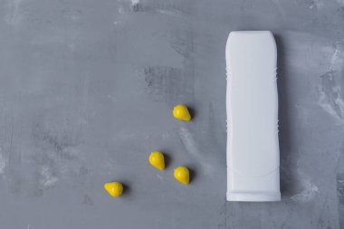 Parlak aksanlı gri arka planda yazısız temiz beyaz şişe