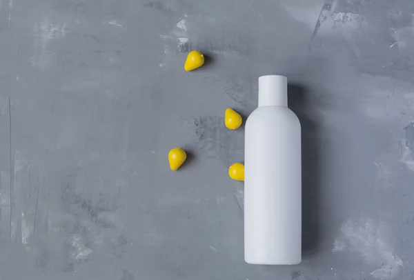 Saubere Weiße Flasche Ohne Beschriftung Auf Grauem Hintergrund Mit Hellen lizenzfreie Stockbilder