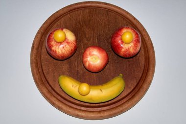 minimalist yuvarlak elma, şeftali ve muz meyve yüz