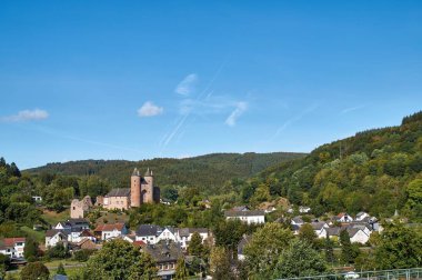 Gerolstein Eifel 'deki Bertradaburg şatosunun Alman manzarası.
