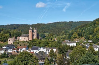 Gerolstein Eifel 'deki Bertradaburg şatosunun Alman manzarası.