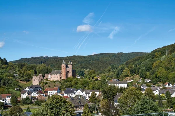 Gerolstein Eifel 'deki Bertradaburg şatosunun Alman manzarası.