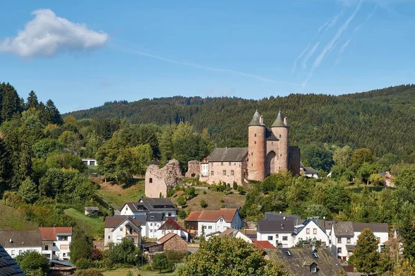 Paisaje alemán de un castillo Bertradaburg en el Eifel de Gerolstein. —  Fotos de Stock