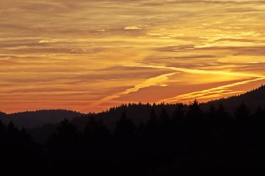 Vulkaneifel sonbaharda güzel gün batımı. Almanya.