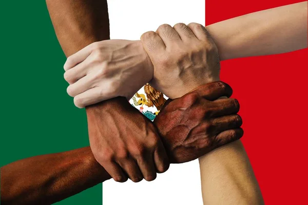 Mexikó zászló multikulturális csoport a fiatalok integrációs sokféleség elszigetelt — Stock Fotó