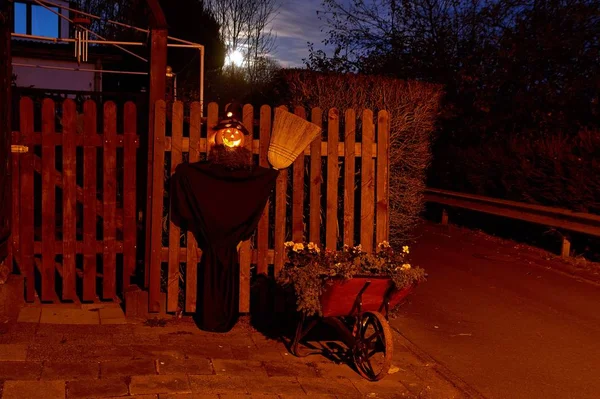 Enge halloween pompoen kostuum bij volle maan in Duitsland — Stockfoto