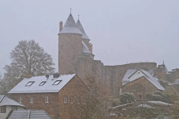 Tormenta de nieve de otoño el 30 de octubre en Alemania, Bertradaburg en M rlenbach, Eifel . — Foto de Stock