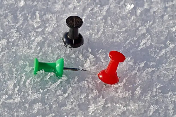 Пальцы Красном Черном Зеленом Цветах Изолированы Снежном Фоне — стоковое фото