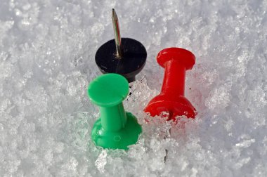 Raptiye renkleri kırmızı, siyah ve yeşil izole kar arka plan üzerinde