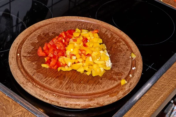 Κίτρινη Και Την Κόκκινη Πιπεριά Capsicum Κόψτε Ένα Μαχαίρι Έναν — Φωτογραφία Αρχείου