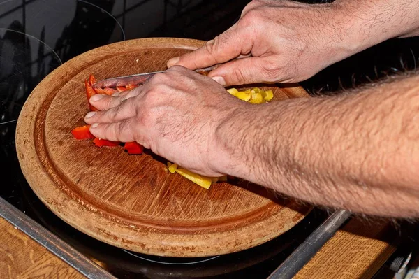 Pimientos Amarillos Rojos Capsicum Cortado Con Cuchillo Una Tabla —  Fotos de Stock