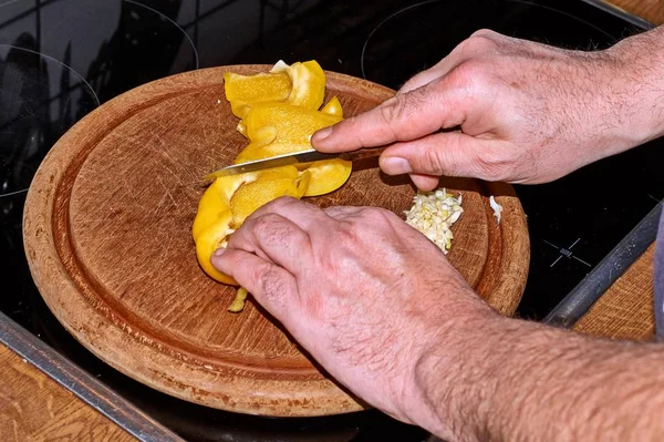 Pimientos Amarillos Capsicum Cortado Con Cuchillo Una Tabla —  Fotos de Stock
