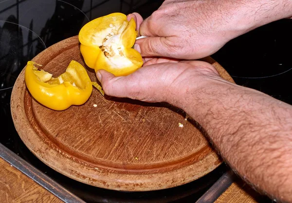 Κίτρινη Πιπεριά Capsicum Κόψτε Ένα Μαχαίρι Έναν Πίνακα — Φωτογραφία Αρχείου