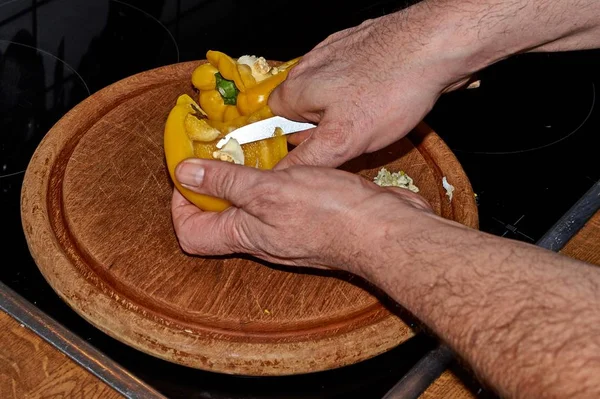 Pimientos Amarillos Capsicum Cortado Con Cuchillo Una Tabla —  Fotos de Stock