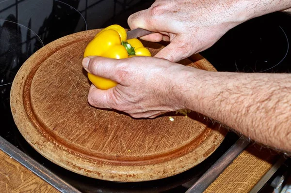 Pimientos Amarillos Capsicum Cortado Con Cuchillo Una Tabla —  Fotos de Stock