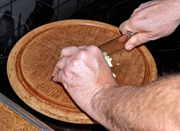 Chef Rebanando Ajo Allium Sativum Tabla Cortar Con Cuchillo —  Fotos de Stock