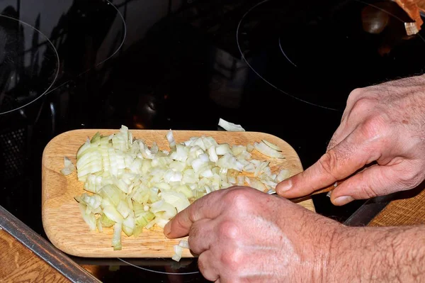 Chef Rebanando Cebolla Allium Cepa Tabla Cortar Con Cuchillo —  Fotos de Stock