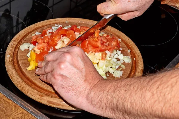 Chef Rebanando Cebolla Allium Cepa Tabla Cortar Con Cuchillo —  Fotos de Stock