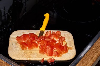 Domates, bir bıçak ile kesme tahtası üzerinde Solanum lycopersicum Dilimleme Şef.