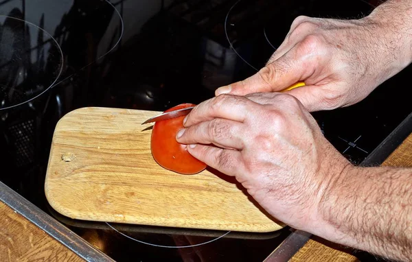 Chef Schneidet Tomate Solanum Lycopersicum Mit Einem Messer Auf Dem — Stockfoto