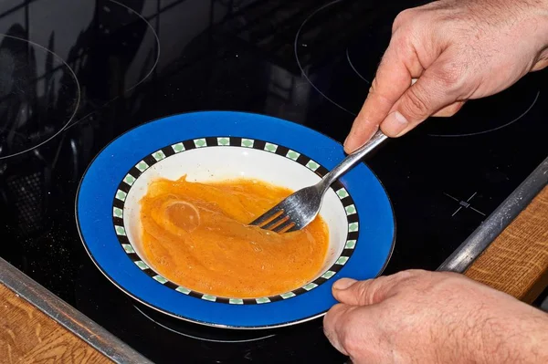 Separar Los Huevos Sazonar Batir Con Tenedor —  Fotos de Stock