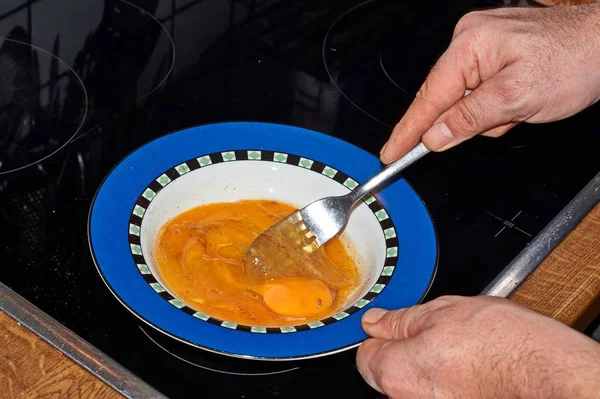 Separar Los Huevos Sazonar Batir Con Tenedor — Foto de Stock