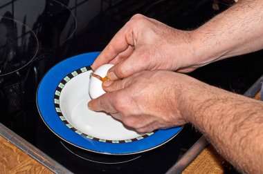 Ayrı yumurta, sezon ve çırpma teli ile çatal