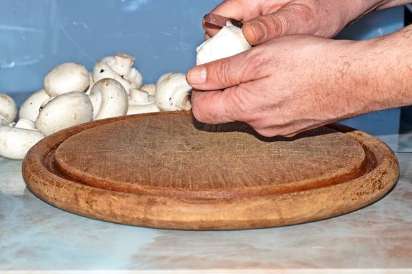 Kocken Skär Champinjoner Champinjoner Med Grönsaker För Matlagning Pizza Svampsås — Stockfoto