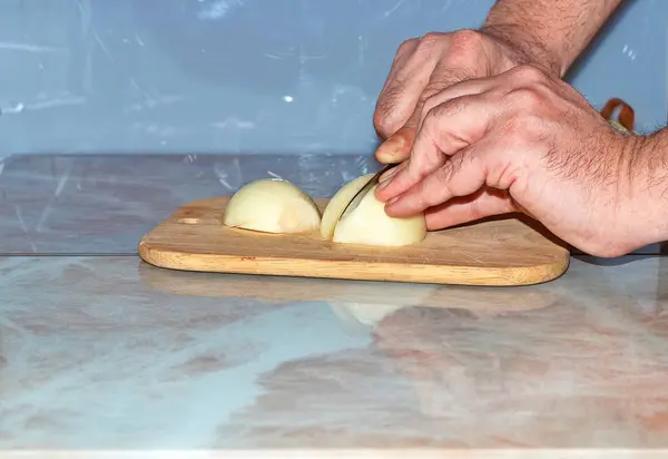 Kocken Skivning Lök Allium Cepa Skärbräda Med Kniv — Stockfoto