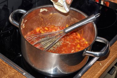 Domates, soğan, kırmızı biber erişte, sarımsak ve peynir hazırlanan ratatouille