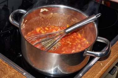 Domates, soğan, kırmızı biber erişte, sarımsak ve peynir hazırlanan ratatouille